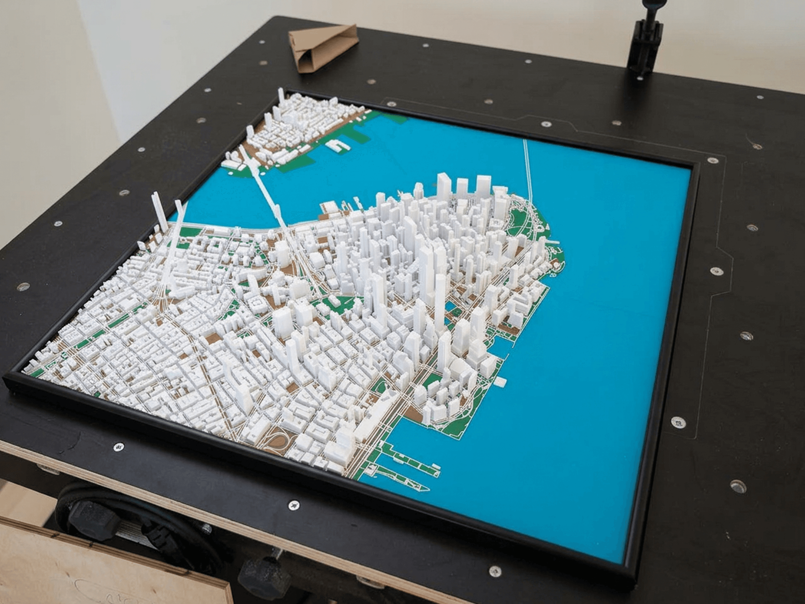 3D-печать и сборка модели на производственном столе